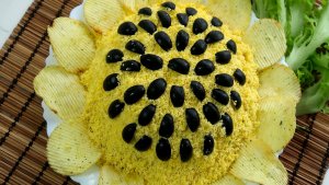 Салат Подсолнух с курицей и грибами