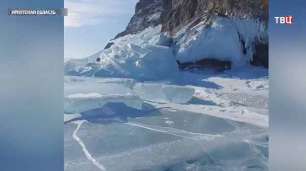 Восемь туристов погибли на Байкале после провала авто под лед