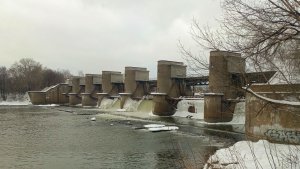 Перервинская плотина на Москва-реке зимой.