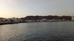 На берегу залива.Яхта и лодки,люди отдыхают!