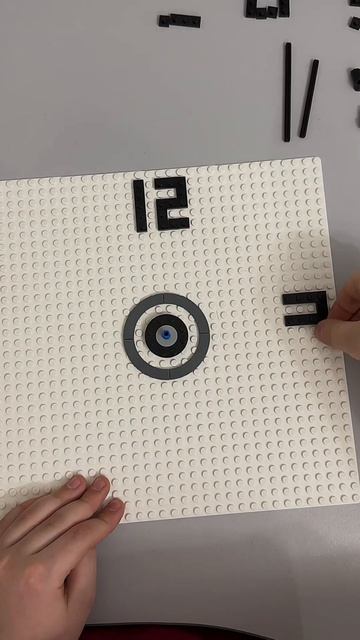Сделал часы 🕰️ из LEGO
