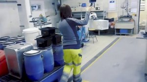 Перемещение и укладка камней с помощью вакуумного подъемника