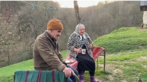 Тяжелая, но счастливая старость пожилой пары в горной деревне, вдали от цивилизации