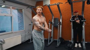 ТАТВОЛ ПЫТАЕТСЯ ПОЗИРОВАТЬ....