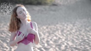 Девушка загорает