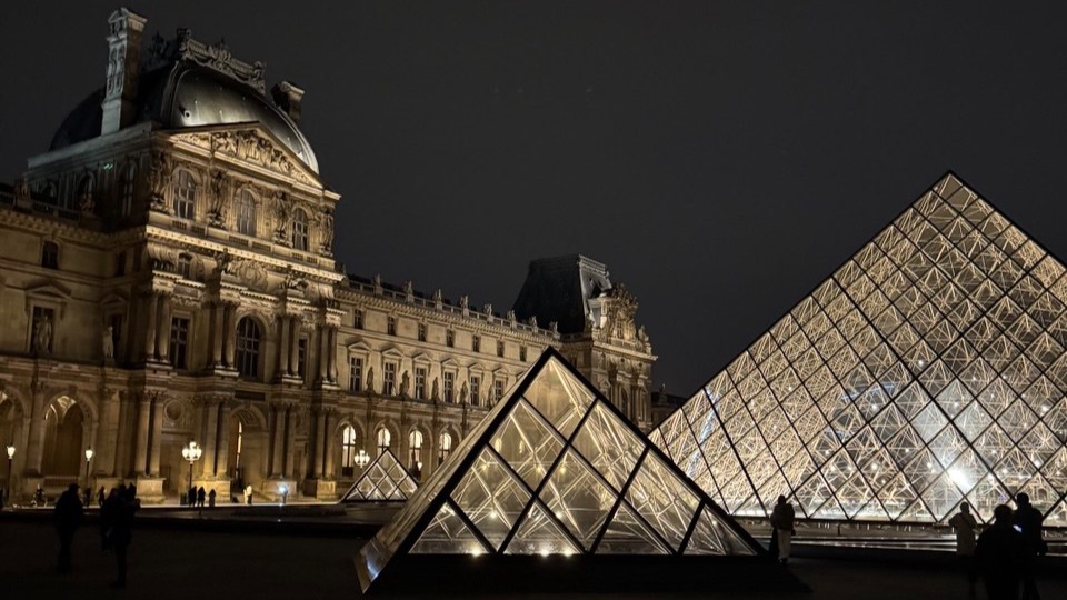 1 день в Париже: Лувр, Сена, Готика смотреть онлайн