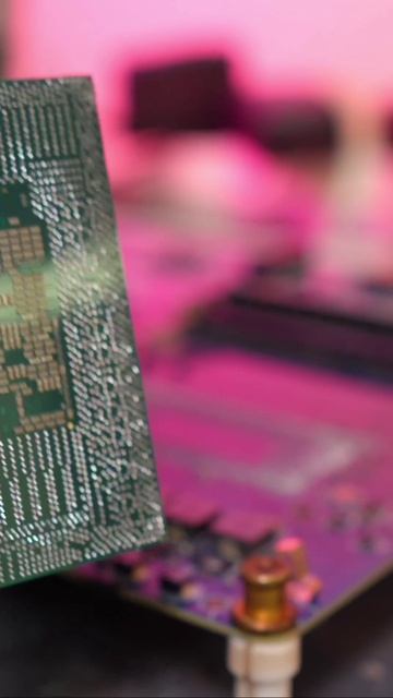 Как паяют чипы на материнских платах: BGA-процесс на станции «Термо Про»