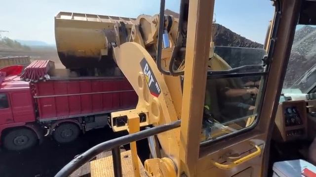 Колесный погрузчик Caterpillar 992C с изготовленными на заказ угольными ковшами для погрузки угля за