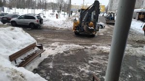 Припаркованные автомобили мешают уборке снега во дворах, по возможности нужно освободить паркинг