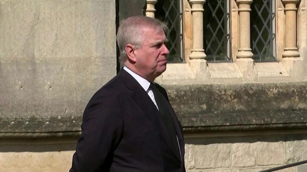 Бывшего принца Эндрю отпустили после двенадцатичасового допроса по делу Джеффри Эпштейна смотреть онлайн