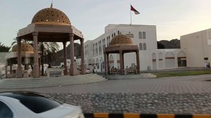 Такие беседки по всей набережной Корниш!