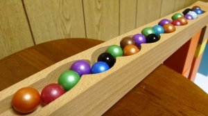 Видео для детей. С горки скатываем разноцветные шарики, в крышку .#дети#видеодлядетей