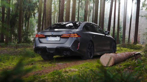 BMW M5 _ Drive & RAW Sound