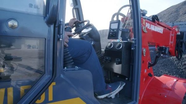 Обзор сочлененного погрузчика  Polar Badger WL50T