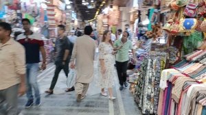 Торговцы зазывают)