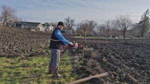 Отличный теплый денек, начал разгружать газель и строить забор от соседей.