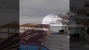 Мощные волны накрыли электричку по пути из Сочи