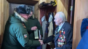 В Новосибирске ветерана Владимира Васильевича Сбоева поздравили с Днем защитника Отечества.