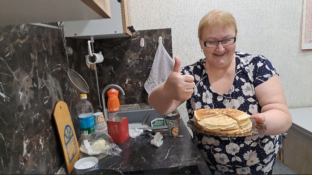 На завтрак - блины детства, на обед - бургер, а на ужин фаршированные перцы. смотреть онлайн