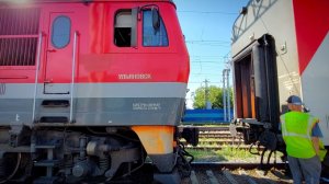 Смена локомотива поезда - Электровоз заменяется на тепловоз - Видео про поезда для детей и взрослых