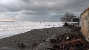 Чёрное море бурлит штормом. Сочи.