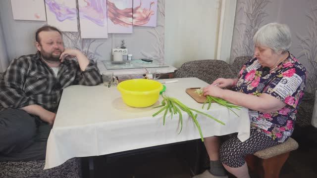 Мама готовит начинку для пирожков, а сынок внимательно смотрит и учится поварскому искусству смотреть онлайн