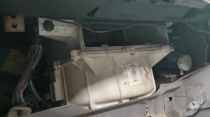 Где находится салонный фильтр Nissan Sanny