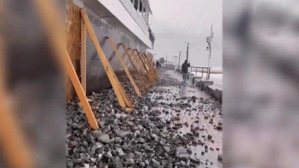 Ливни и волны высотой в несколько метров: в Сочи разбушевался шторм.