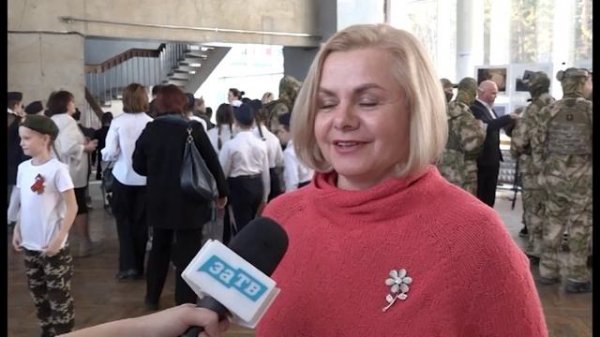 В Заречном ученики начальных классов ходят строем и поют песни