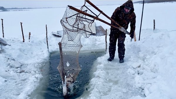 Рыбалка на фитили в сильную метель. Дедовская пешня лучше лома.