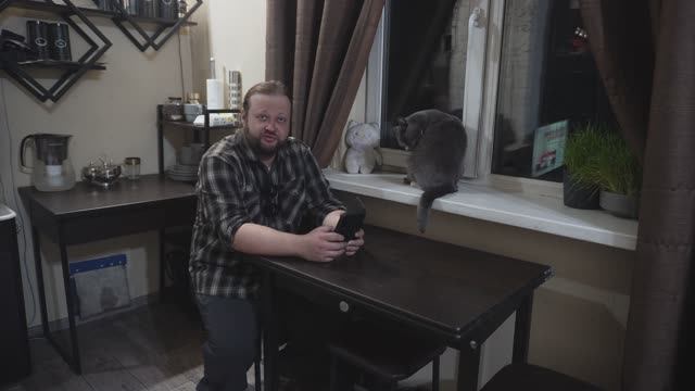 ГРАФ ЧИТАЕТ КОММЕНТАРИИ ЗРИТЕЛЕЙ В СВОЁМ МАЛЕНЬКОМ ПОМЕСТЬЕ подвал ильича смотреть онлайн