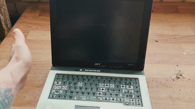 СКОЛЬКО МОЖНО ЗАРАБОТАТЬ НА СТАРОМ НОУТБУКЕ (2021) смотреть онлайн