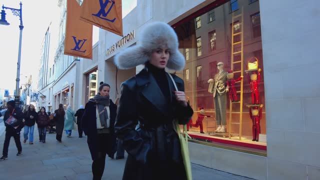 📍 STREET STYLE в ЛОНДОНЕ. Как одеваются женщины и мужчины в конце зимы смотреть онлайн