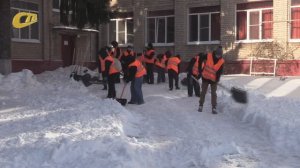 СТУДЕНТЫ ЖГМК ДОБРОВОЛЬНО ПОМОГАЮТ В УБОРКЕ СНЕГА В ШКОЛАХ И ДЕТСКИХ САДАХ