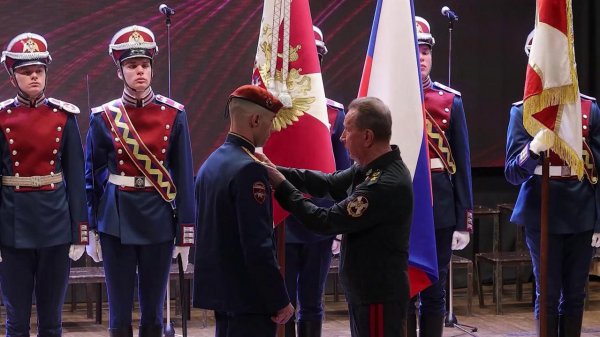 Виктор Золотов вручил награды отличившимся бойцам и поздравил с Днем защитника Отечества.