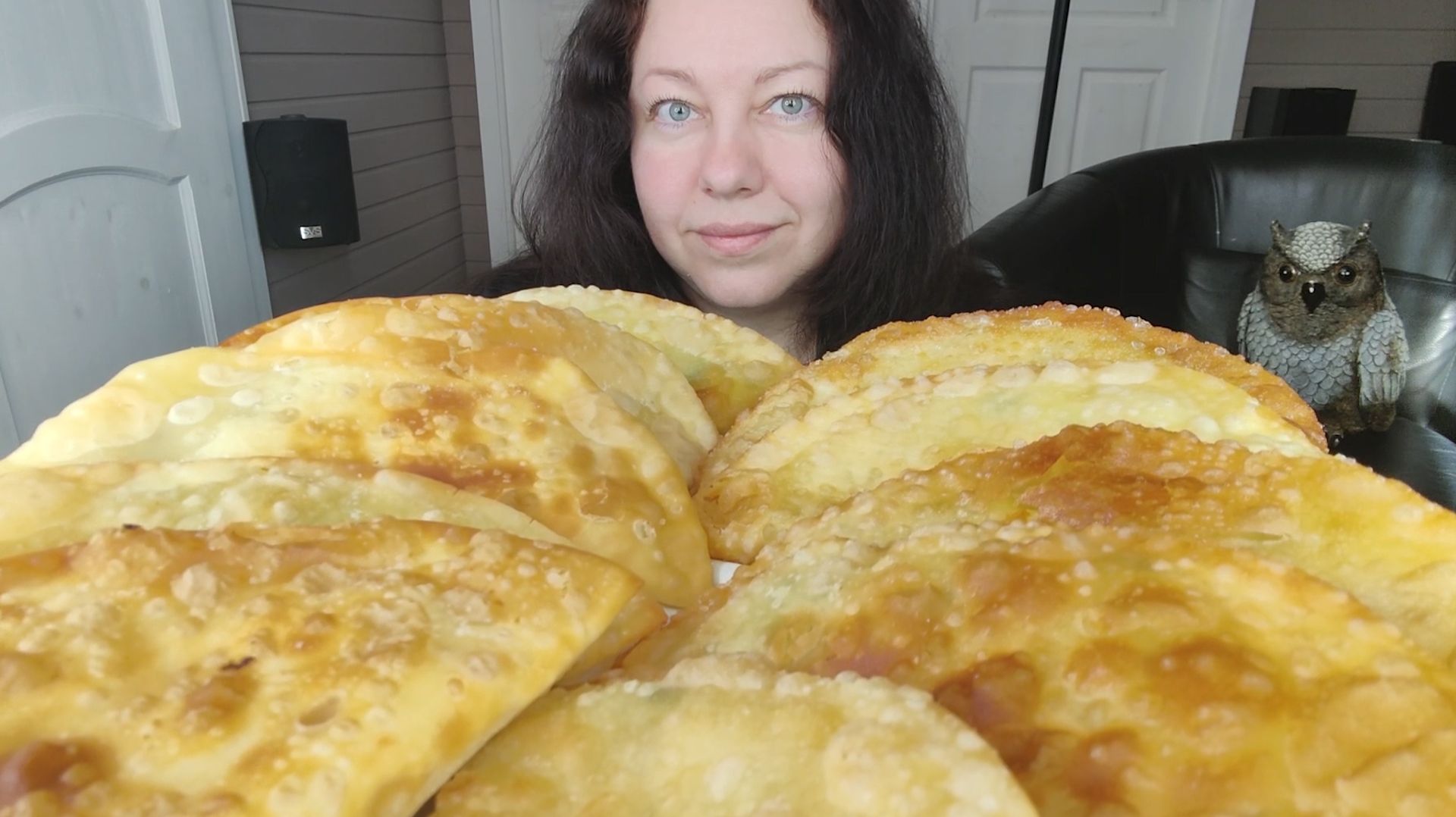 Мукбанг Чебуреки с картошкой, сыром, зеленью и картошкой с грибами. Пепси. смотреть онлайн