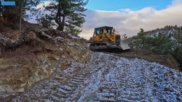 Грейдер. Как бульдозер Caterpillar D7G прорывается через камни.