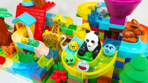 СТРОИМ ГОРКУ ДЛЯ ШАРИКОВ С ПАНДОЙ КАТАЕМ ШАРИКИ ВИДЕО ДЛЯ ДЕТЕЙ ДЕТСКИЙ КАНАЛ ИГРАЛКИ-ЗАЛИПАЛКИ