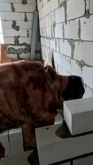 Завожу угол для кладки перегородки из силикатного кирпича