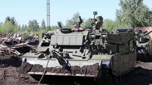 Концерн "Уралвагонзавод" передал Минобороны партию бронированных ремонтно-эвакуационных машин.