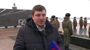 Более 300 человек возложили цветы к Вечному огню в Кремле в честь Дня защитника Отечества