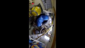 Как одевают скафондер в космосе