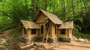 Сам построил домик в кустарнике из камня и дерева. Бушкрафт