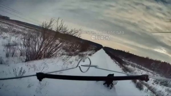 Российский FPV-дрон в последний момент отворачивает от гражданских