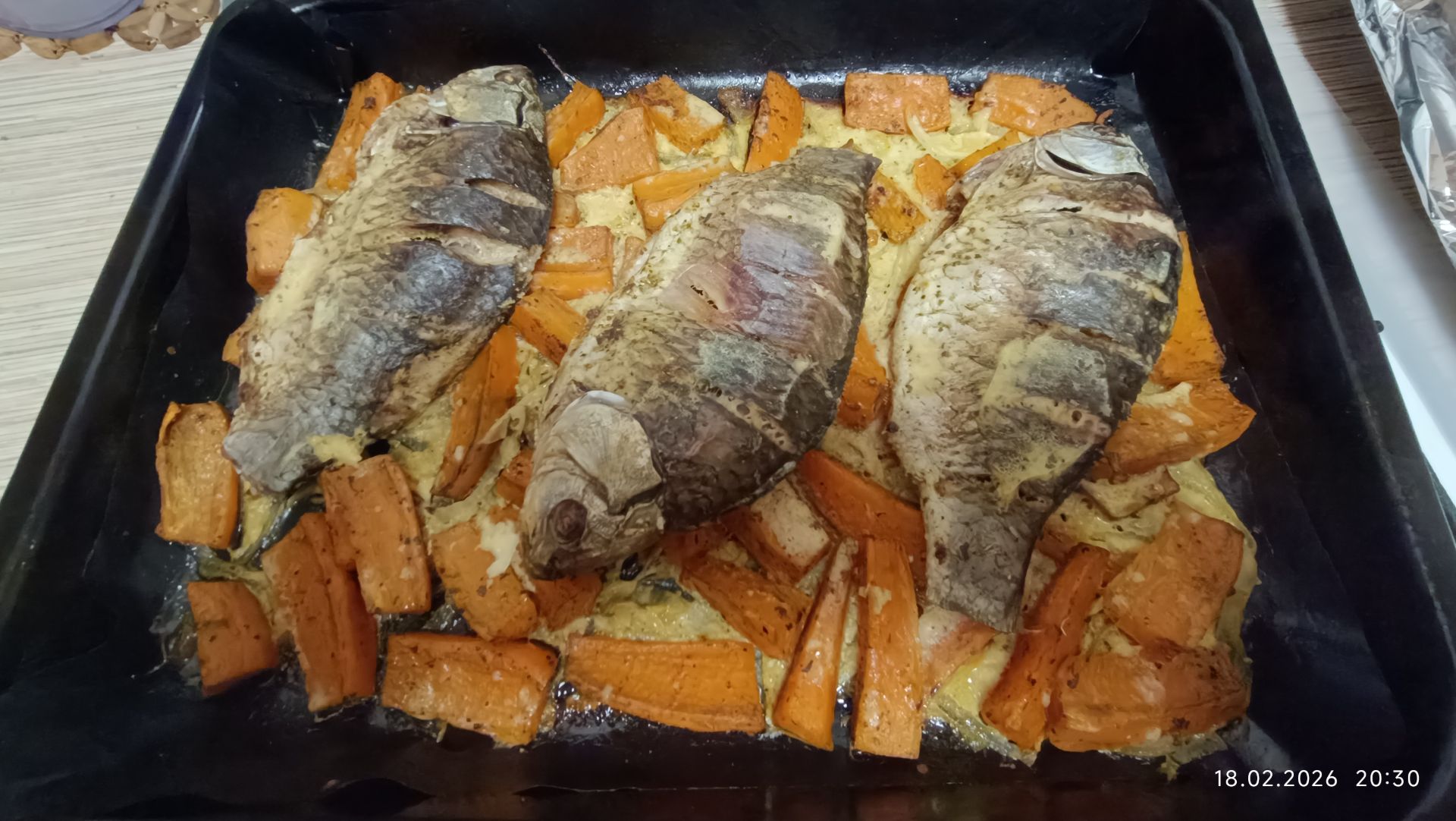 Окуни в духовке с бататом в сметане.