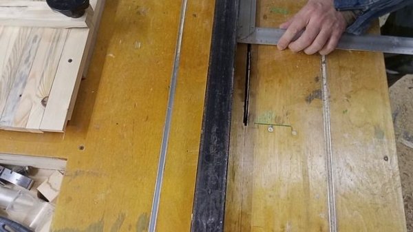 Кондуктор для верхней планки пчеловодной рамки.