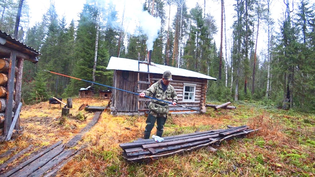 Дошёл до охотничий избушки. Рыбалка на озере с удочкой. 16 серия смотреть онлайн