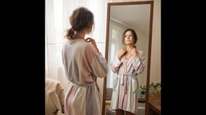 Наташа встала из за стола, чуть распахнула сбоку полы халата и я увидел маленький кусочек белых тр..