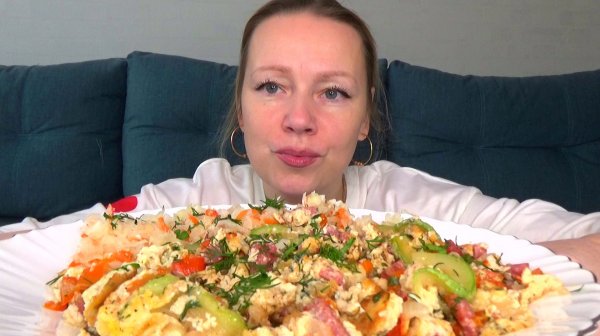 Мукбанг омлет с колбасой и овощами, капуста квашенная витаминизированная. еда вкуснота.