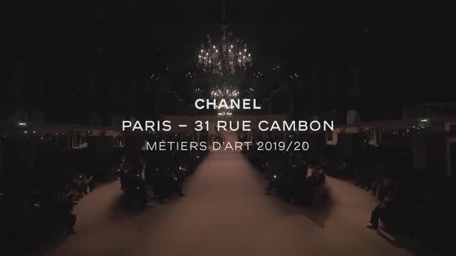 Показ женской коллекции Chanel Métiers d’art 2019-2020